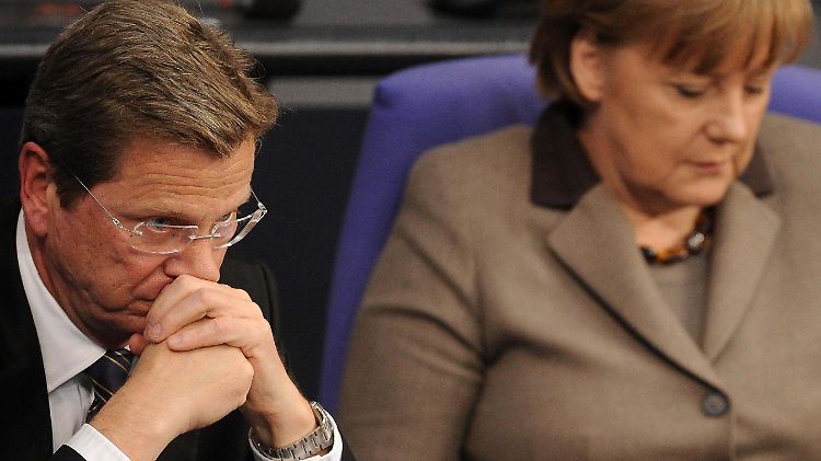 Im Bundestag finden Westerwelle und Merkel Unterstützung, in EU und NATO sind sie isoliert.