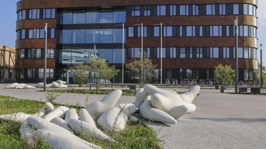 Figuren-des-Ensembles-Chorus-aus-Beton-liegen-vor-dem-Deutschen-Zentrum-fuer-integrative-Biodiversitaetsforschung