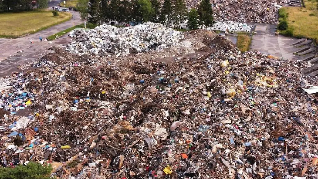 Nach-den-Unwetterschaeden-und-Hochwasser-in-Nordrhein-Westfalen-ist-ein-riesiger-Muellberg-entstanden