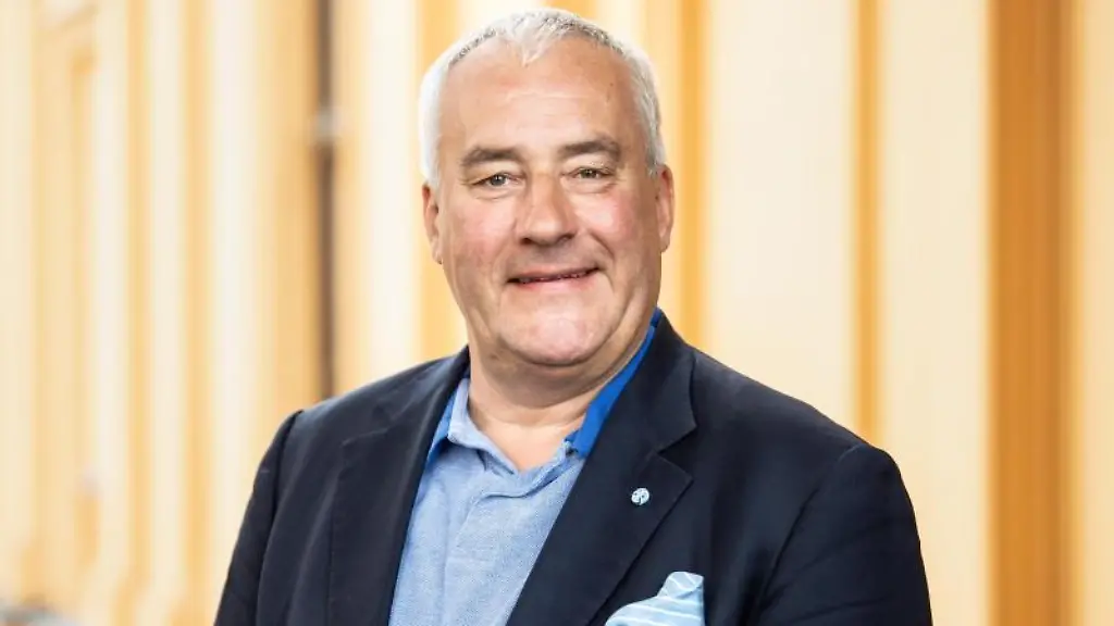 Ludwig-Spaenle-CSU-blickt-im-Bayerischen-Landtag-in-die-Kamera