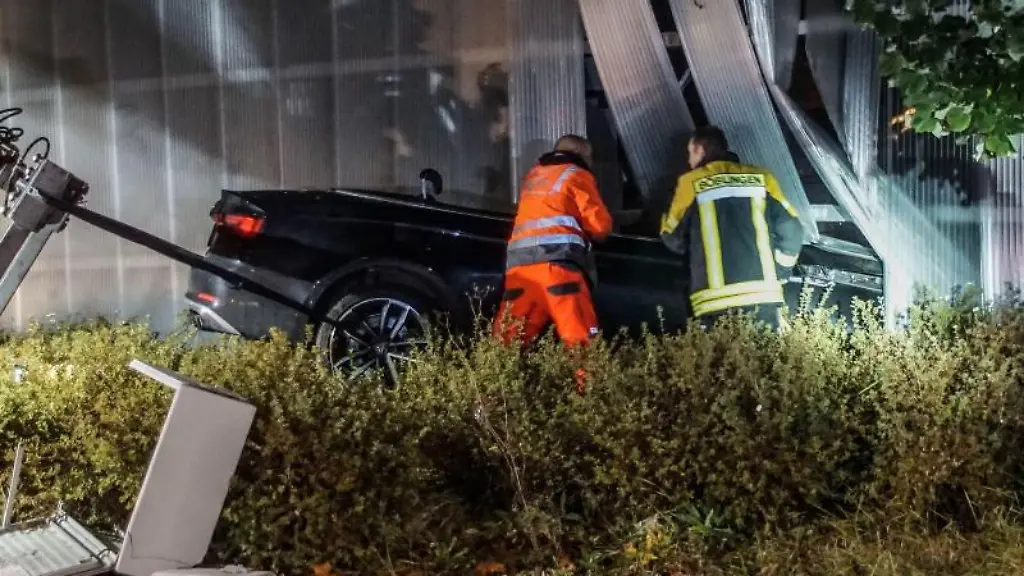 Retter-arbeiten-an-einem-verunfallten-Audi-S5-Cabrio