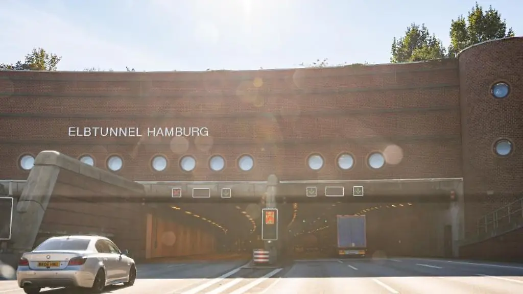 Zufahrt-auf-der-Autobahn-7-auf-das-Nordportal-des-Elbtunnels