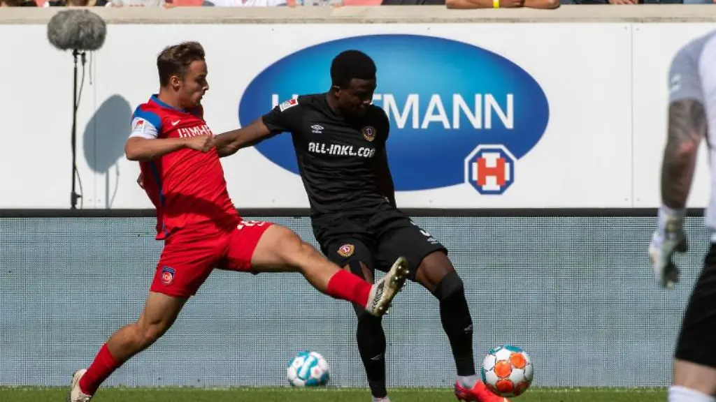 Dresdens-Michael-Akoto-r-kaempft-um-den-Ball