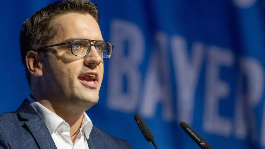 Christian-Doleschal-CSU-spricht-waehrend-der-Landesversammlung-in-der-Stadthalle-Deggendorf