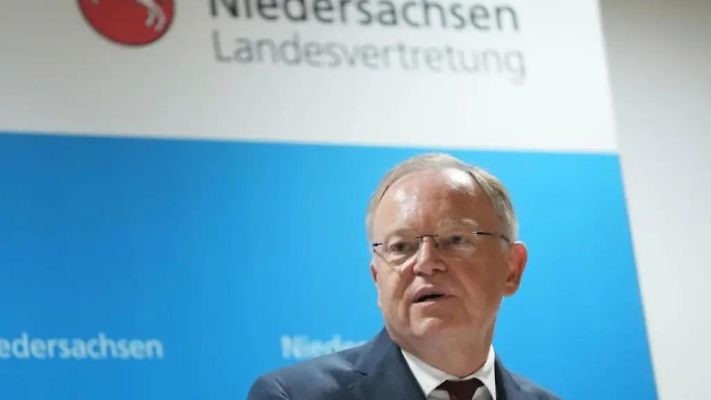 Stephan-Weil-SPD-Ministerpraesident-von-Niedersachsen-redet-bei-einer-Pressekonferenz