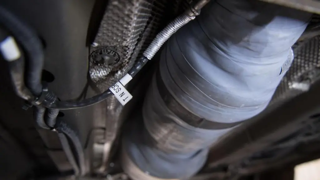 Ein-Katalysator-ist-am-Unterboden-Autos-zu-sehen