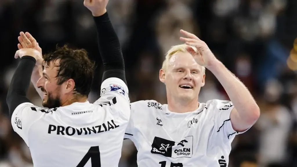 Kiels-Domagoj-Duvnjak-l-und-Kiels-Patrick-Wiencek-klatschen-sich-nach-dem-Heimsieg-gegen-Flensburg-ab