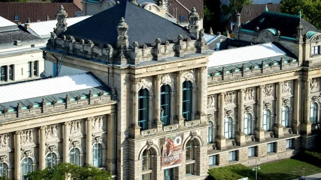 Das-niedersaechsische-Landesmuseum-an-der-Willy-Brandt-Allee-aufgenommen-vom-Turm-des-Neuen-Rathauses