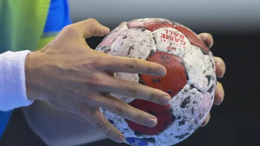 Ein-Handballspieler-haelt-den-Spielball-in-den-Haenden