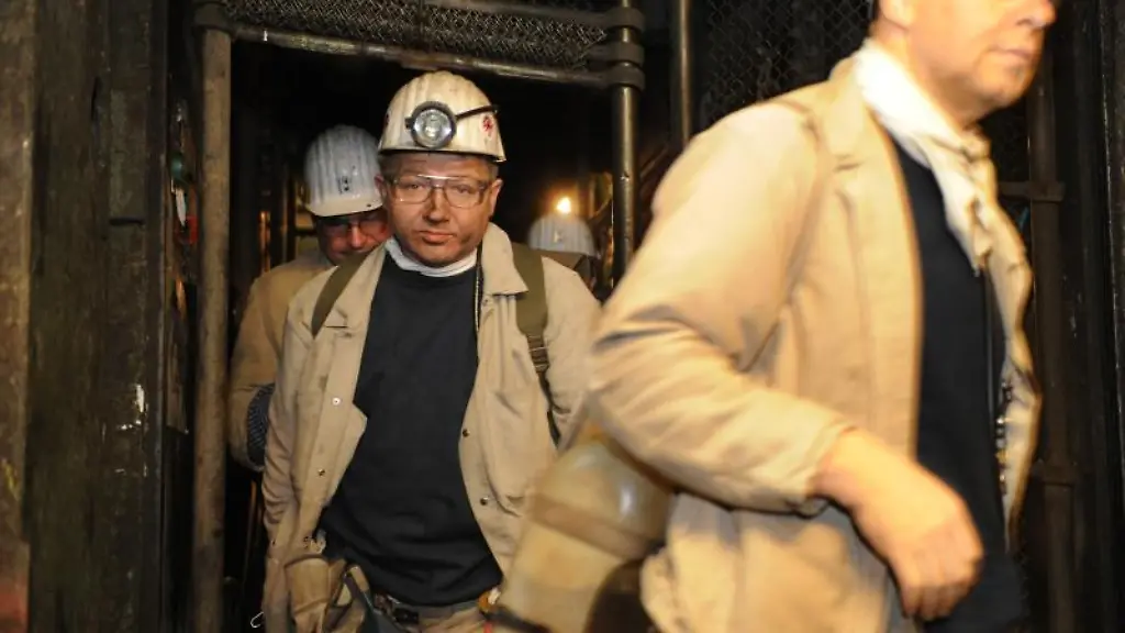 Bergleute-kommen-aus-einem-Schacht
