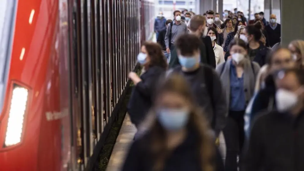 Menschen-laufen-neben-einer-S-Bahn-im-Hauptbahnhof-Stuttgart