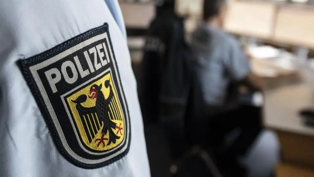Ein-Polizist-der-Bundespolizei-steht-in-einer-Leitstelle