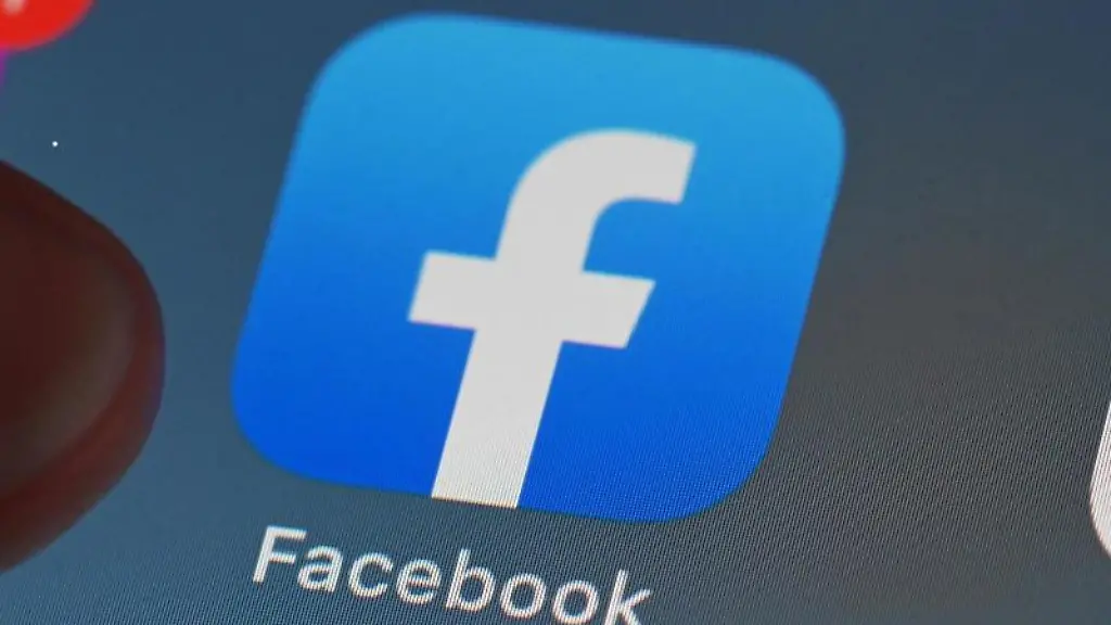 Auf-dem-Bildschirm-eines-Smartphones-ist-die-Facebook-App-zu-sehen