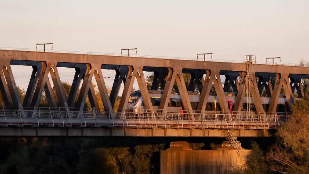 Ein-Regionalzug-faehrt-ueber-die-Herrenkrug-Eisenbahnbruecke-in-Magdeburg
