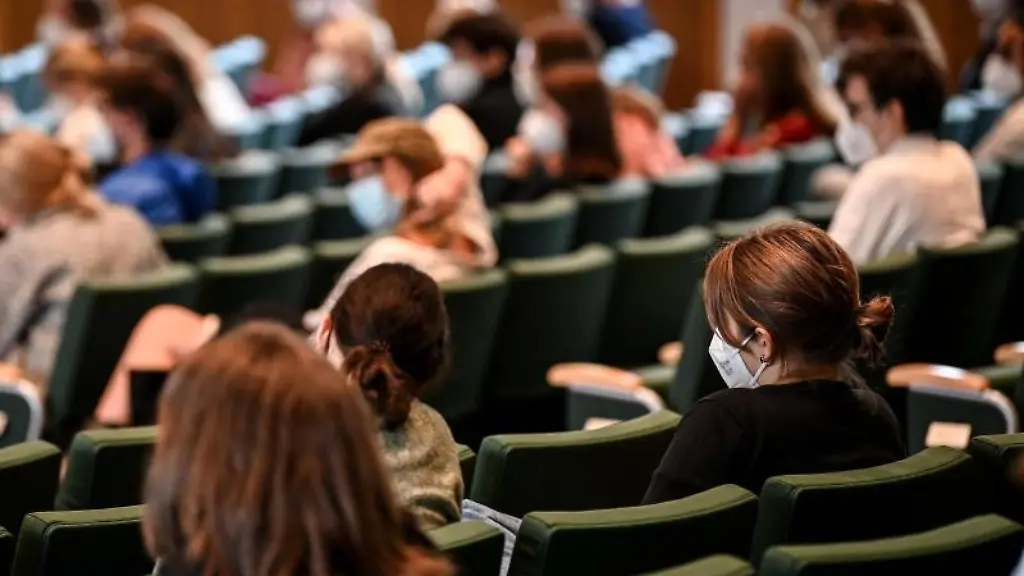 Studentinnen-und-Studenten-sitzen-im-Audimax-einer-Universitaet