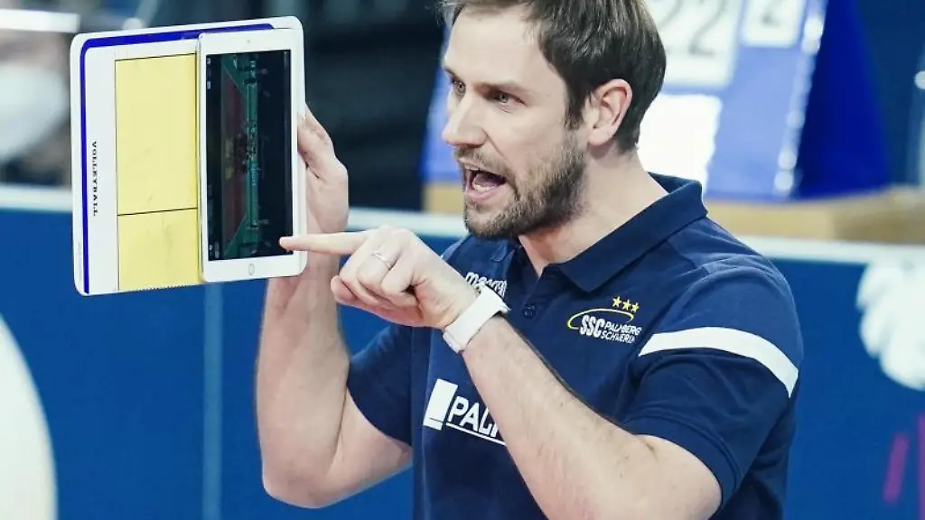 Schwerins-Trainer-Felix-Koslowski-gestikuliert-am-Spielfeldrand