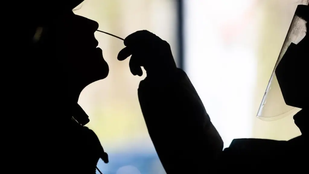 Eine-Frau-l-wird-in-einem-Testzentrum-mit-einem-Schnelltest-auf-das-neuartige-Coronavirus-getestet