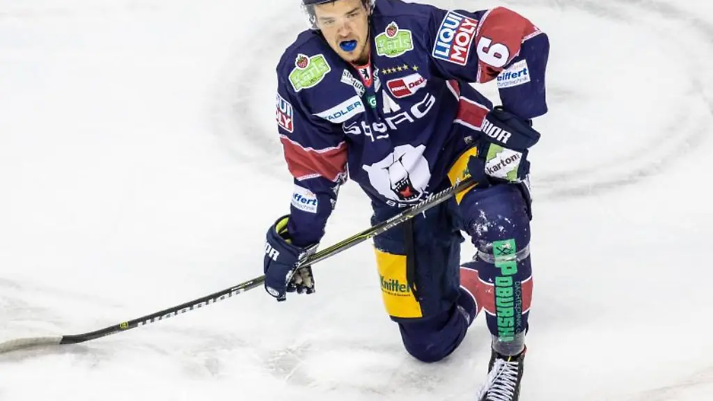 Berlins-Kai-Wissmann-kniet-nach-einer-Partie-auf-dem-Eis