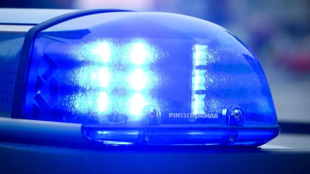 Das-Blaulicht-an-einem-Polizeiauto-leuchtet