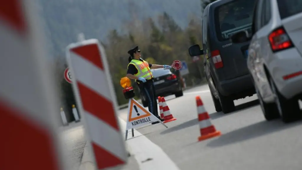 Polizisten-kontrollieren-im-April-2020-hinsichtlich-der-Ausgangsbeschraenkungen-in-Bayern-Fahrzeuge