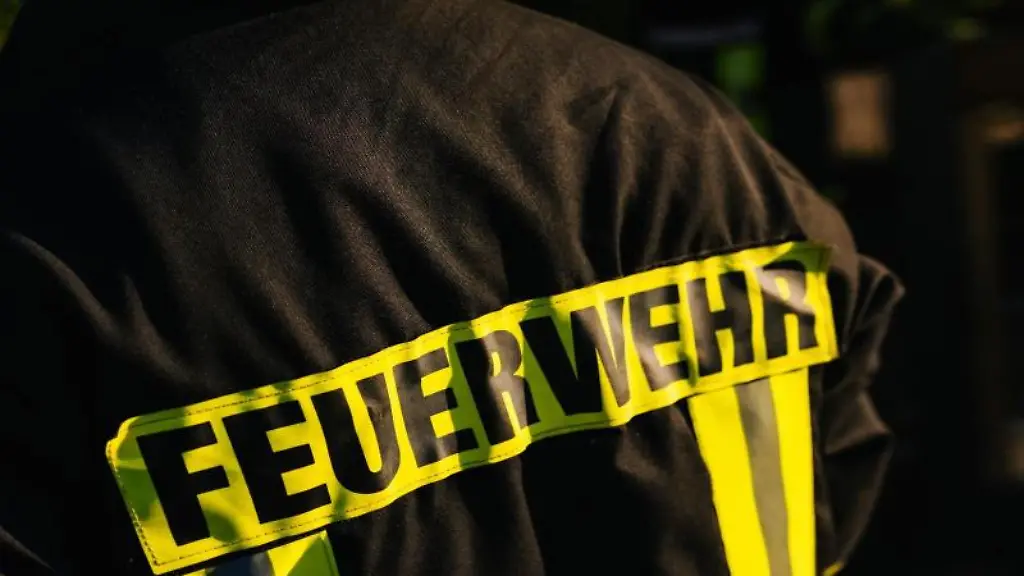 Ein-Feuerwehrmann-in-Schutzkleidung