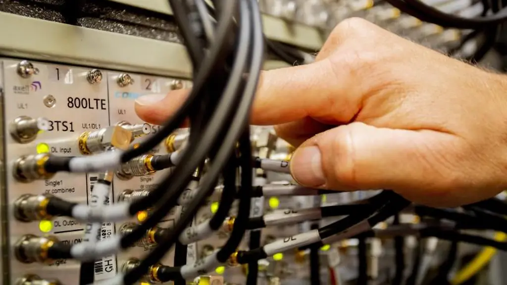 Ein-Mitarbeiter-von-Telefonica-in-einem-Technikraum-im-U-Bahntunnel