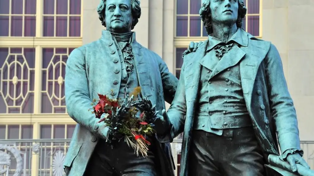 Ein-Herbststrauss-schmueckt-das-Goethe-und-Schiller-Denkmal-auf-dem-Theaterplatz