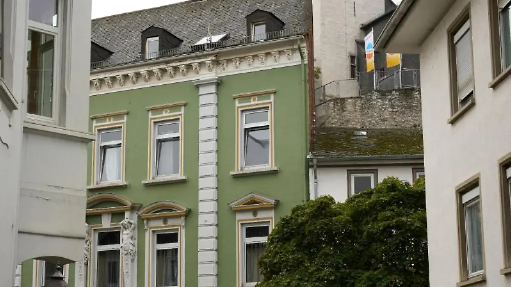 Einsatzkraefte-stehen-vor-einem-Haus-in-der-Altstadt-von-Diez