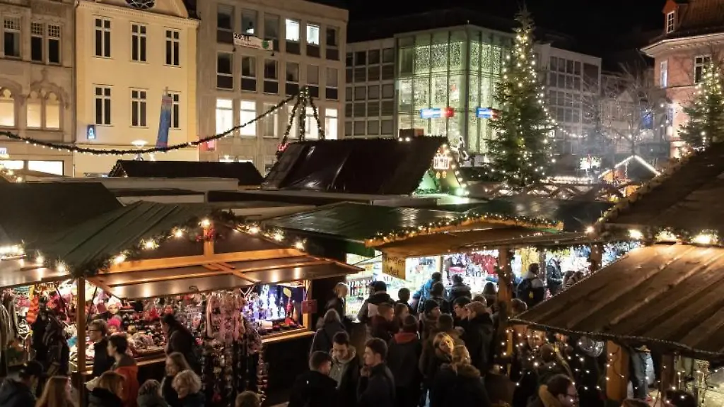 Besucher-gehen-im-November-2019-ueber-den-Weihnachtsmarkt-in-Goettingen