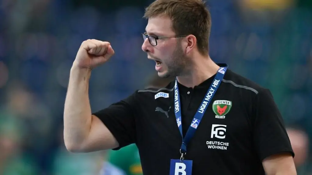 Fuechse-Trainer-Jaron-Siewert-steht-an-der-Seitenlinie-und-ballt-die-Faust