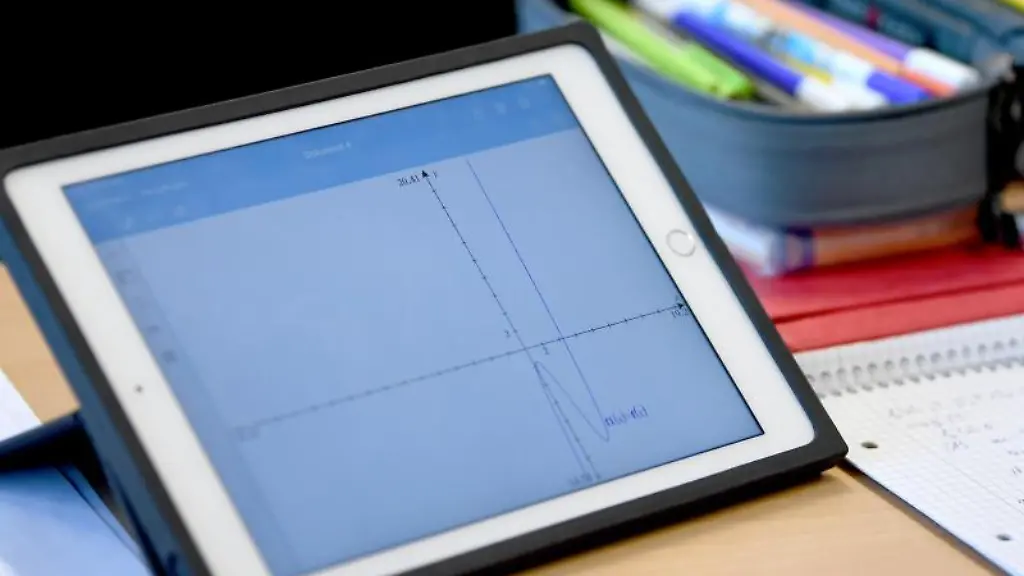 Ein-Schueler-errechnet-eine-Gleichung-im-Matheunterricht