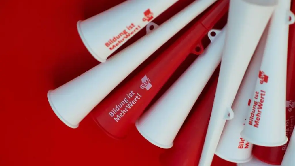 Plastiktroeten-mit-der-Aufschrift-GEW-liegen-fuer-Demonstranten-bereit