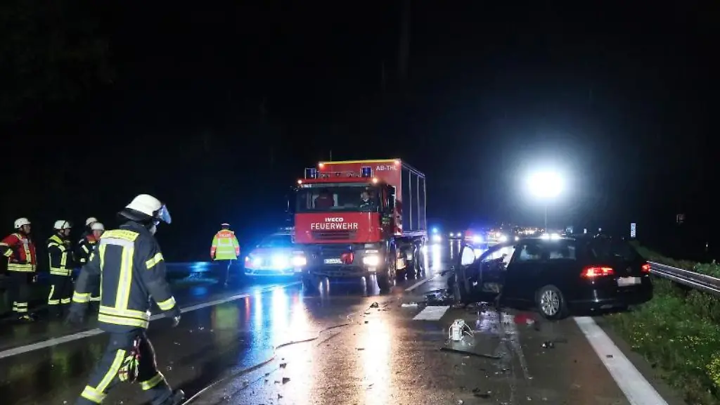 Autos-und-Einsatzwagen-stehen-auf-der-A92-bei-Freising-nach-einem-Unfall-mit-einer-Geisterfahrerin