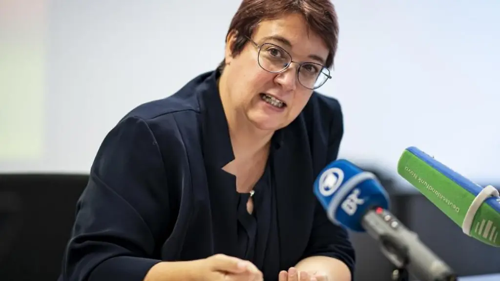 Karin-Klingen-Praesidentin-des-Rechnungshofes-von-Berlin-spricht-zum-Abschluss-Herbstkonferenz-der-Rechnungshoefe-von-Bund-und-Laendern