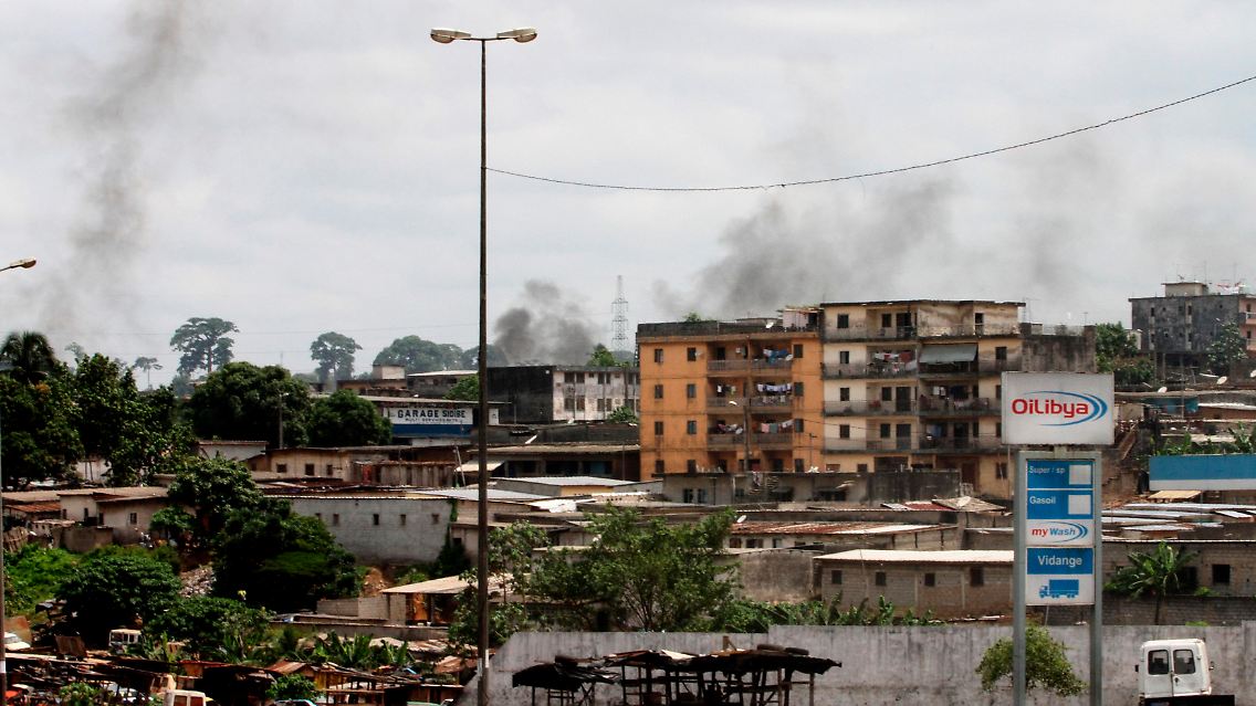 Rauch über Williamsville nach Kämpfen zwischen Anhängern von Outtara und Gbagbo.
