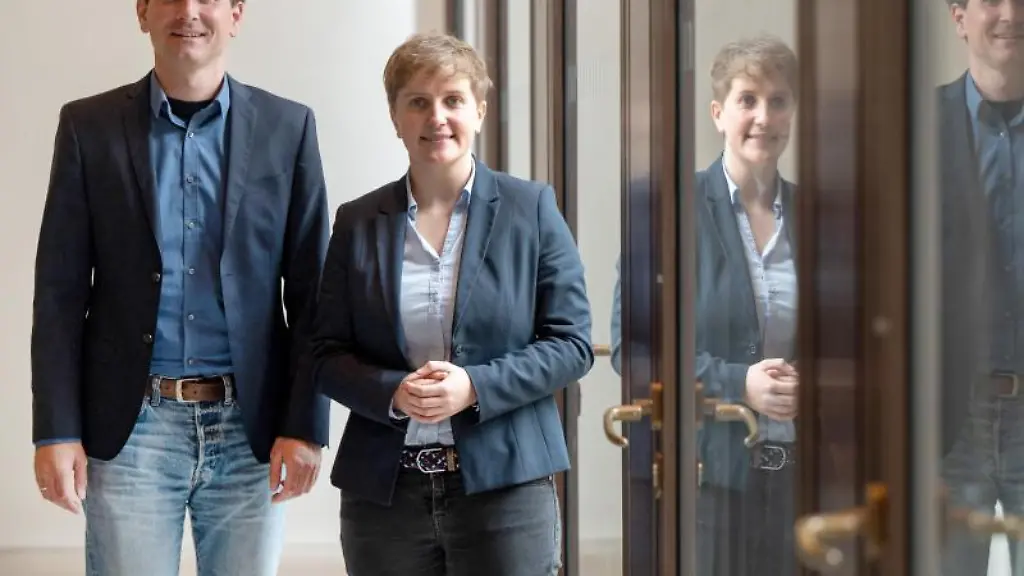 Die-neue-Doppelsitze-der-Linken-Fraktion-im-hessischen-Landtag-Jan-Schalauske-und-Elisabeth-Kula