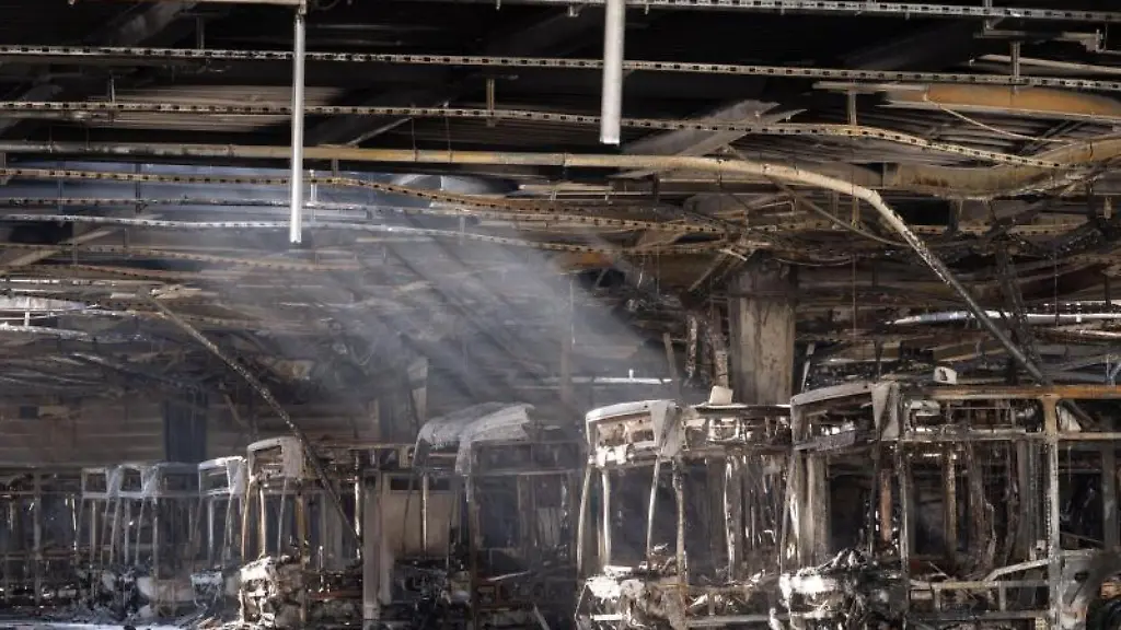 Ausgebrannte-Omnibusse-stehen-in-einem-Stuttgarter-Busdepot