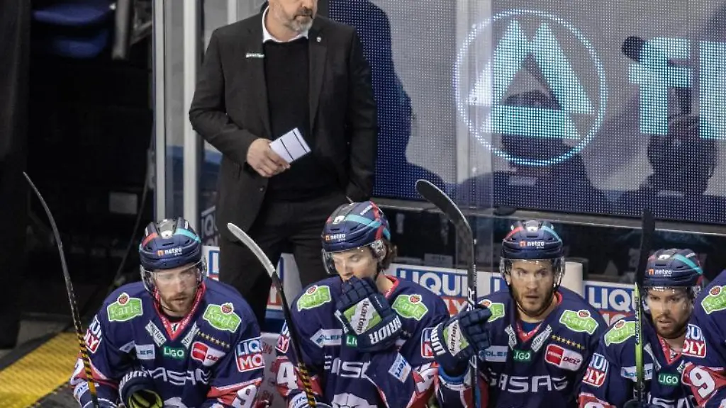 Berlins-Trainer-Serge-Aubin-verfolgt-ein-Spiel-hinter-seinen-Spielern