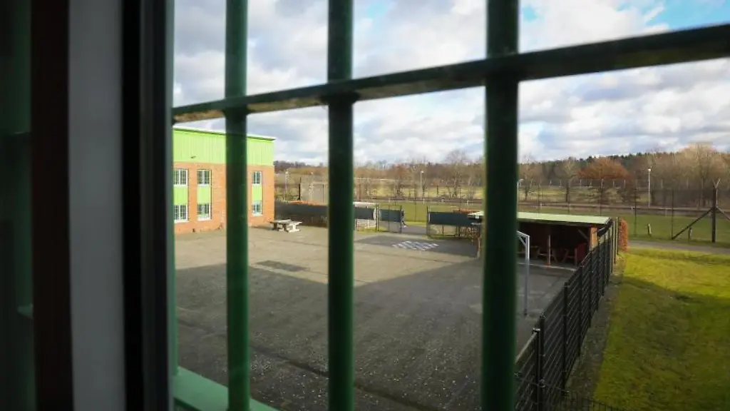 Blick-aus-dem-vergitterten-Fenster-eines-Zellenraums-in-den-Innenhof-der-Jugendarrestanstalt-Moltsfelde
