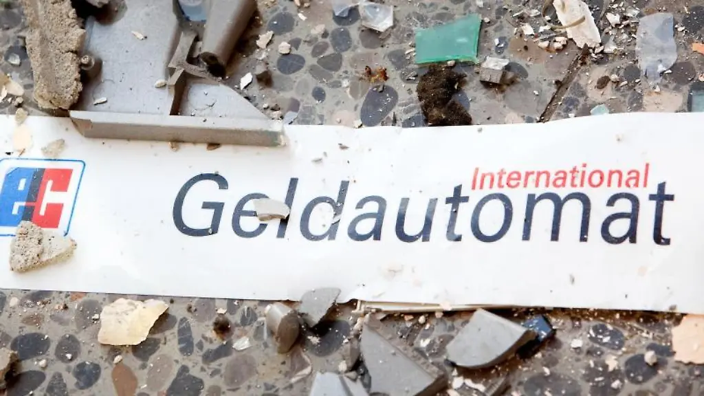 Splitter-und-ein-Schild-mit-der-Aufschrift-Geldautomat-liegen-auf-dem-Fussboden