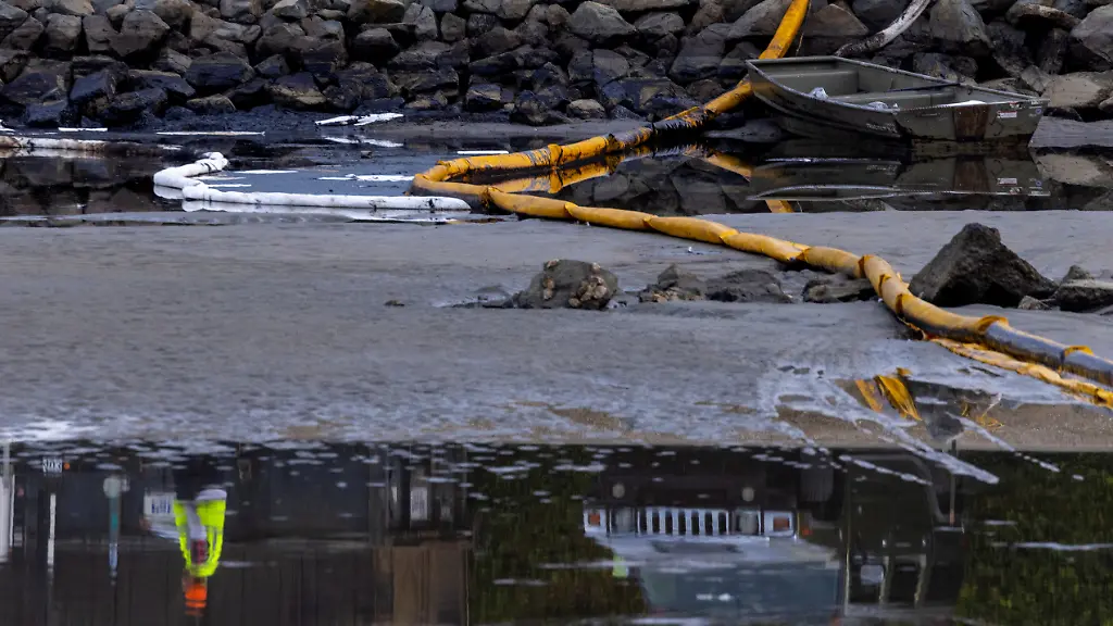 2021-10-05T192333Z-610091802-RC2V3Q9VYLQB-RTRMADP-3-CALIFORNIA-OILSPILL