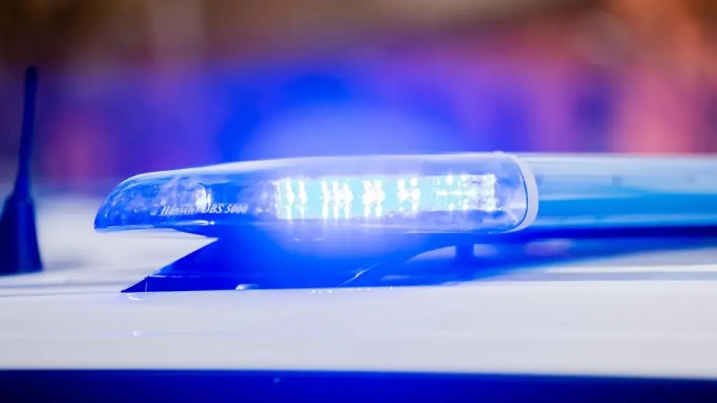 Das-Blaulicht-eines-Polizeifahrzeuges-leuchtet