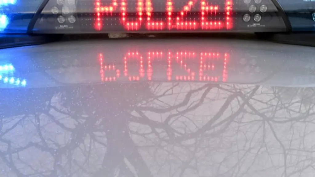 Die-Schriftzug-Polizei-leuchtet-auf-dem-Dach-eines-Streifenwagens-der-Polizei