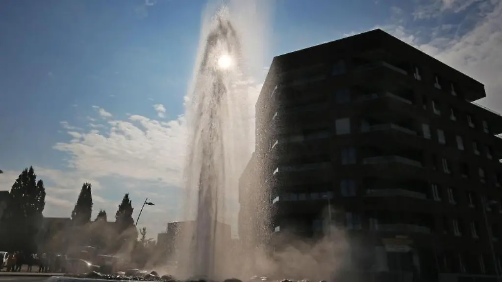 Ein-Geysir-des-Kuenstlers-Thomas-Stricker-sprudelt-Wasser-in-die-Hoehe