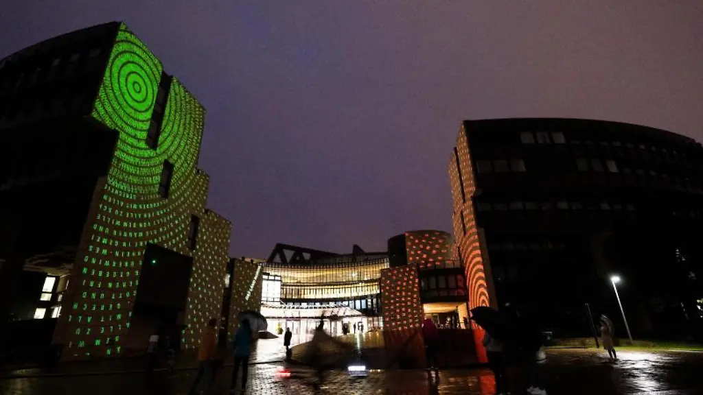 Anlaesslich-des-75-jaehrigen-Bestehens-Nordrhein-Westfalens-wird-der-Landtag-von-NRW-illuminiert