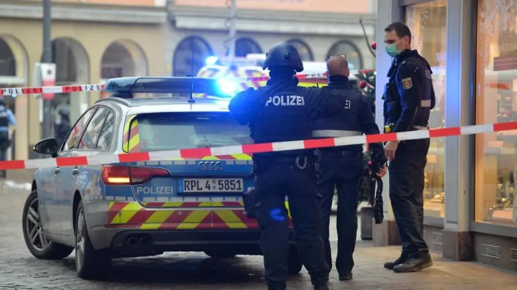 Einsatzkraefte-von-Polizei-sind-nahe-einer-Fussgaengerzone-im-Einsatz