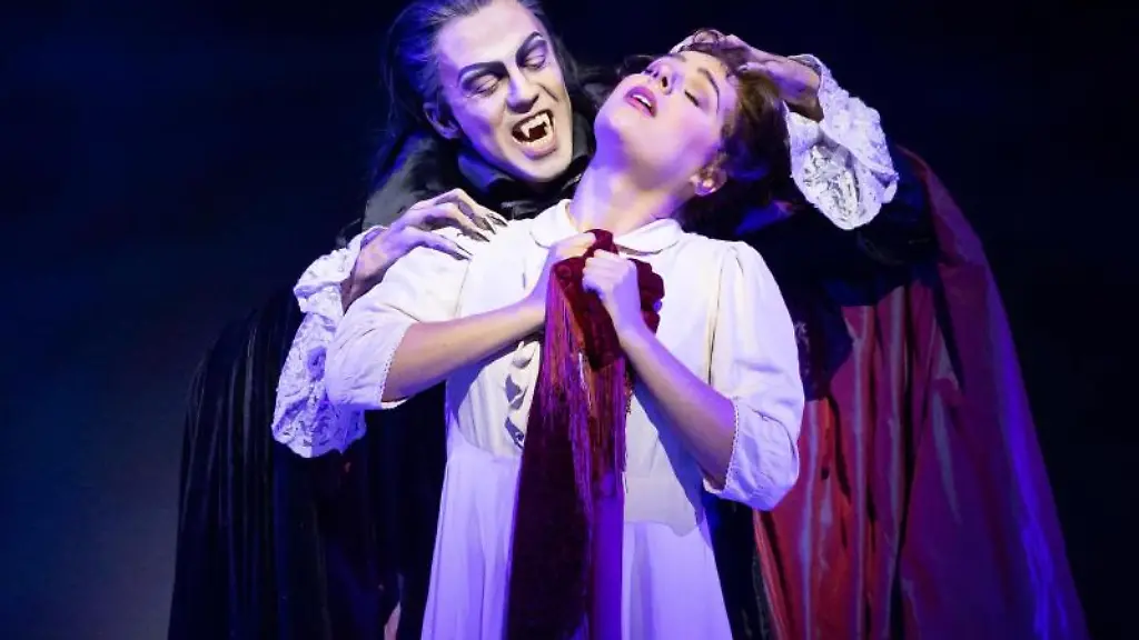 Der-italienische-Schauspieler-Filippo-Strocchi-steht-als-Graf-von-Krolock-mit-Diana-Schnierer-waehrend-einer-Probe-zu-dem-Musical-Tanz-der-Vampire-in-Stuttgart-auf-der-Buehne