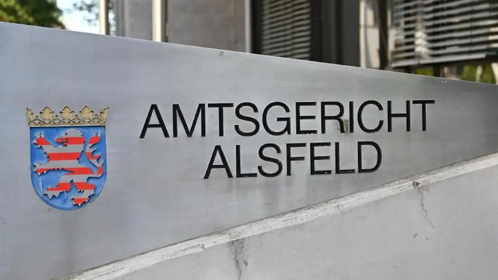 Ein-Wappen-von-Hessen-und-der-Schriftzug-Amtsgericht-Alsfeld-zieren-eine-Metallplatte