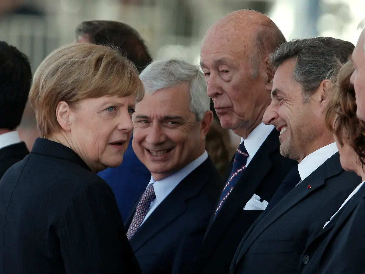 2014-06-06T120000Z-352612419-LR2EA66124J98-RTRMADP-3-DDAY-ANNIVERSARY