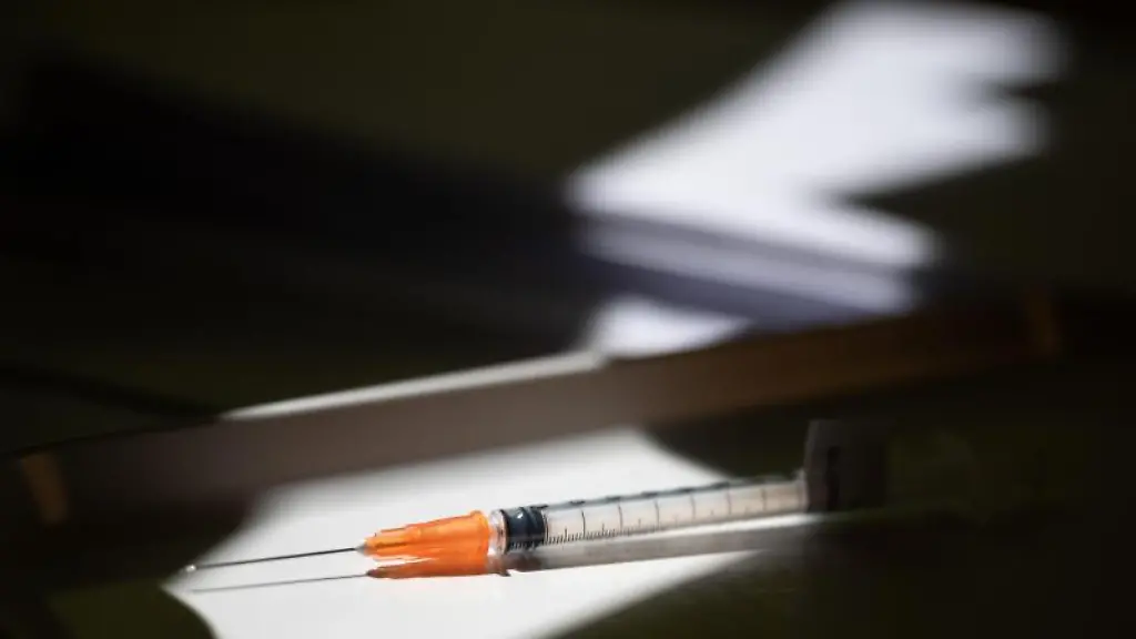 Eine-Impfspritze-liegt-in-einer-medizinischen-Schale